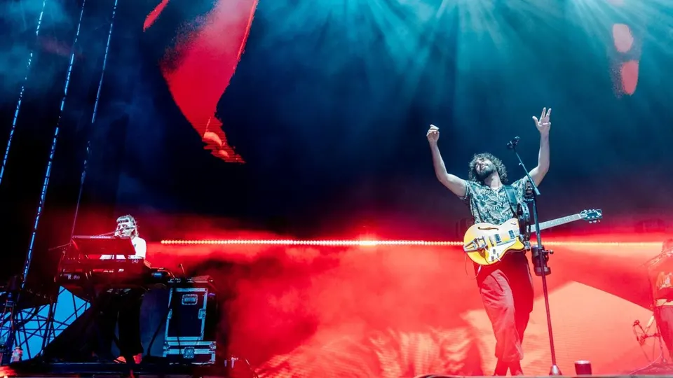 Mikel Izal en directo en una imagen horizontal para la noticia sobre Love To Rock Valencia 2026