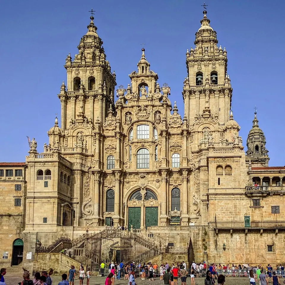 Fachada de la Catedral de Santiago de Compostela con la plaza llena de visitantes