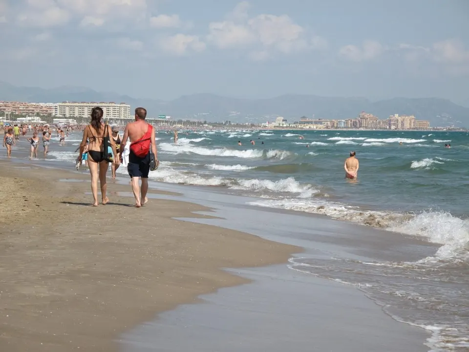 Playa de la costa valenciana en un día de verano