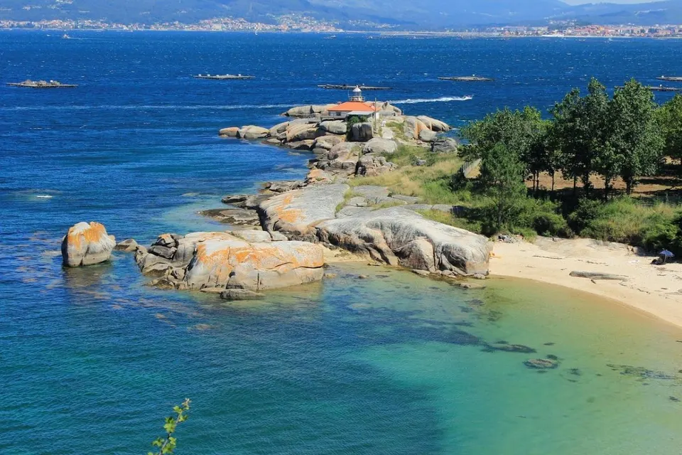 Costa de la ría de Arousa con faro y mar en calma