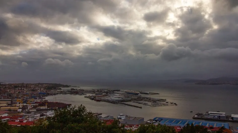 Vista del puerto de Vigo y la ría en un día nublado