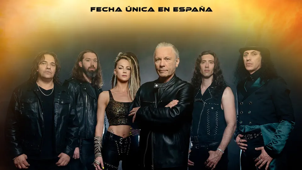 Bruce Dickinson con los brazos cruzados en el centro de su banda de directo, cinco músicos vestidos de negro, bajo el rótulo «Fecha única en España» de Rock Imperium
