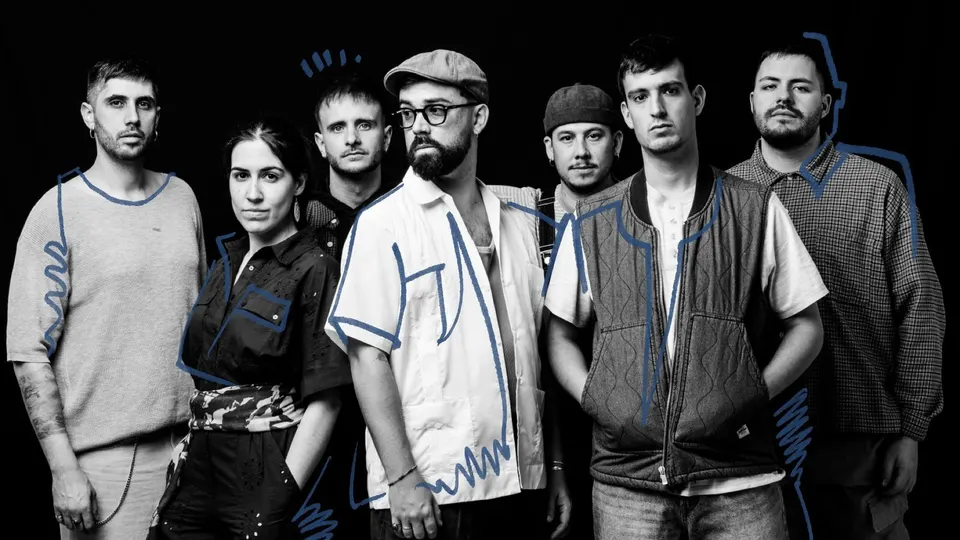 Los siete integrantes de The Son of Wood posan en blanco y negro sobre fondo oscuro, con trazos azules dibujados alrededor de sus siluetas