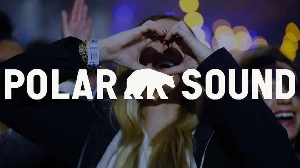 Público de Polar Sound de noche con luces desenfocadas al fondo: una chica con pulsera del festival forma un corazón con las manos sobre la cabeza y, sobre la foto, el logotipo blanco de Polar Sound con la silueta de un oso