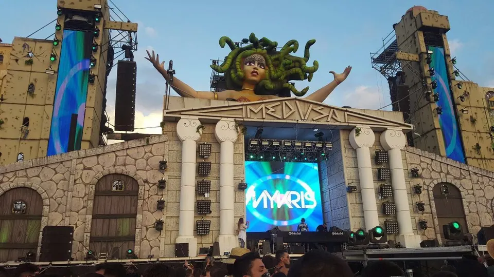 Escenario principal de Medusa Sunbeach Festival 2016 en Cullera: un templo de cartón piedra con columnas, una gran figura de Medusa con serpientes verdes en lo alto y una pantalla con luces azules sobre el público