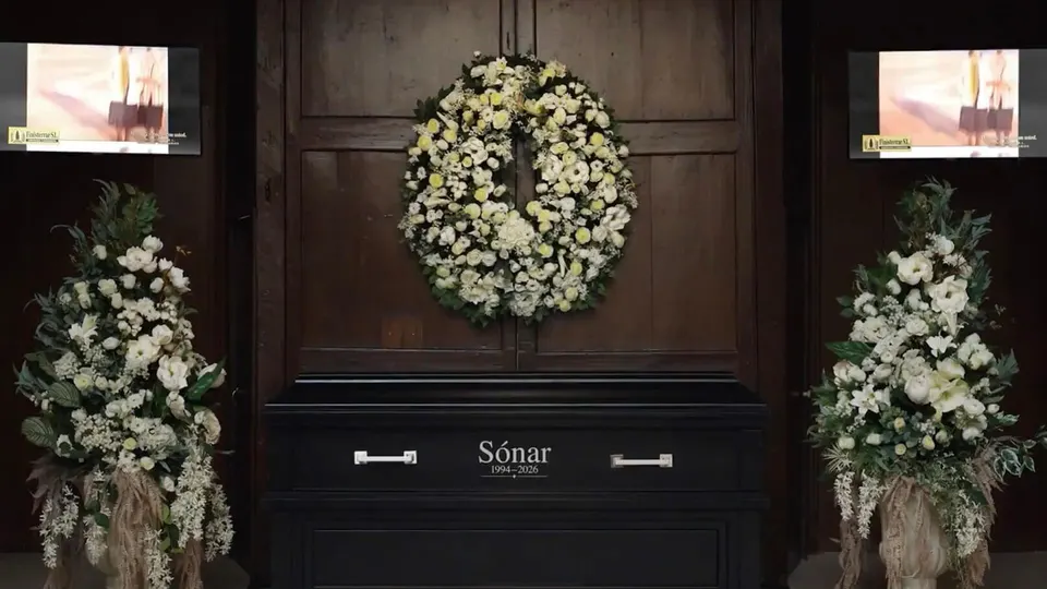 Ataúd negro con el nombre Sónar y los años 1994-2026 entre coronas de flores blancas, en el vídeo de la campaña «Sónar ha muerto»