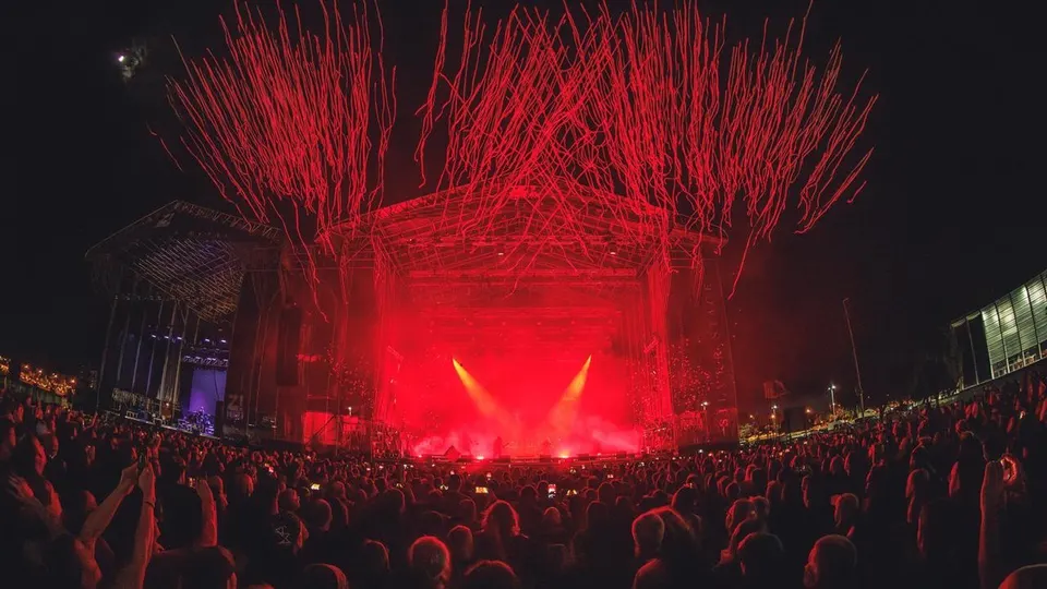 Público de Z! Live Rock Fest ante el escenario principal de noche, iluminado en rojo, mientras una lluvia de serpentinas rojas cae sobre la estructura y la multitud graba con el móvil