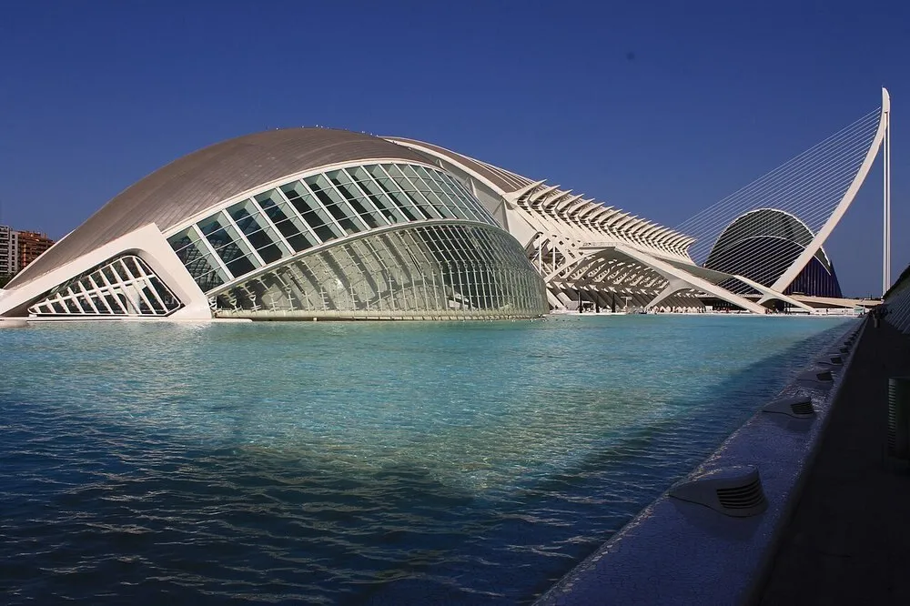 L'Hemisfèric, el Museu de les Ciències y l'Àgora de la Ciutat de les Arts i les Ciències de Valencia, junto a la lámina de agua, en un día despejado