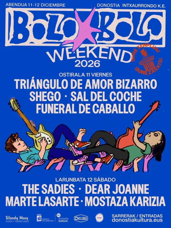 Cartel por días de Bolo-Bolo Weekend 2026 sobre fondo azul: Triángulo de Amor Bizarro, Shego, Sal del Coche y Funeral de Caballo el viernes 11; The Sadies, Dear Joanne, Marte Lasarte y Mostaza Karizia el sábado 12, con un dibujo de dos guitarristas llevados en volandas por el público
