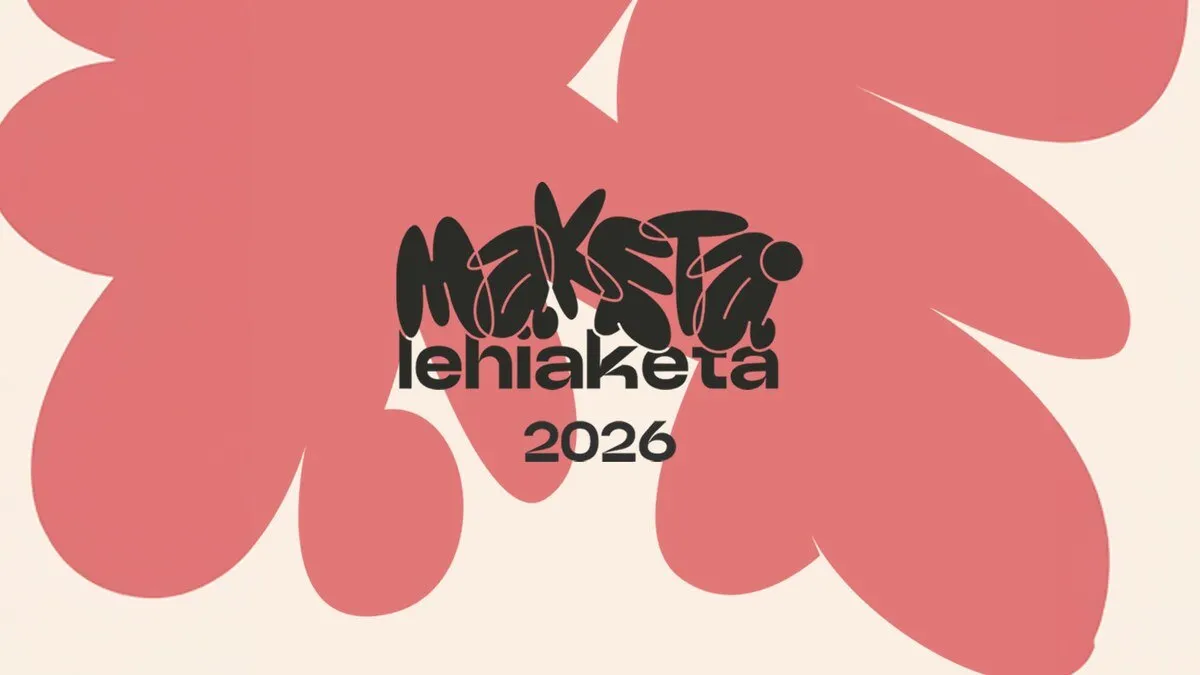 Imagen oficial del Maketa Lehiaketa 2026: el logotipo del concurso y el año en letras negras sobre grandes formas de flor en rosa coral y fondo crema