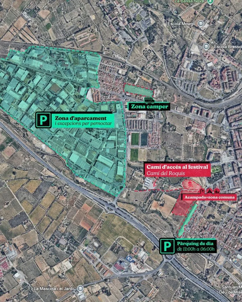Mapa aéreo de PintorRock 2026 en Reus: en verde, la zona de aparcamiento de Agro-Reus a la izquierda y el aparcamiento de día, de 11:00 a 06:00, abajo a la derecha; arriba, la zona camper; en rojo, el camino de acceso por el Camí del Roquis, el recinto y la acampada con la zona común