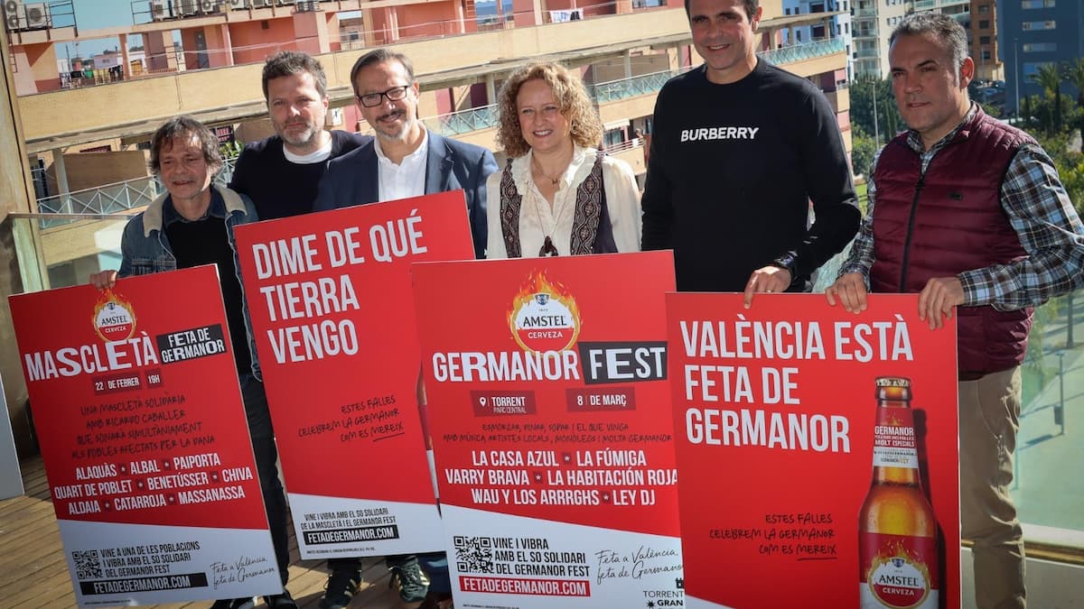 Organizadores del Germanor Fest 2025 sostienen carteles promocionales del evento en Torrent, Valencia.