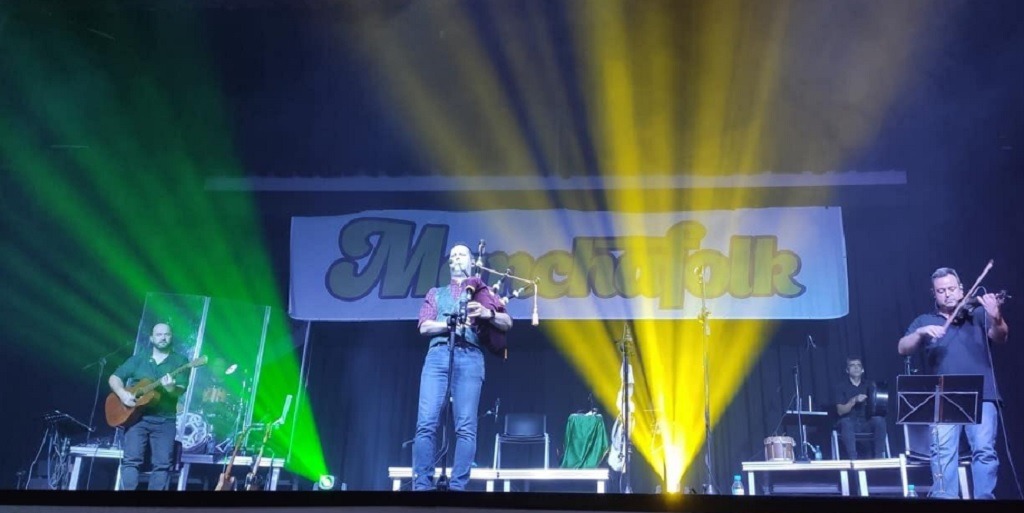 Concierto en directo en Manchafolk 2025 en Quintanar de la Orden