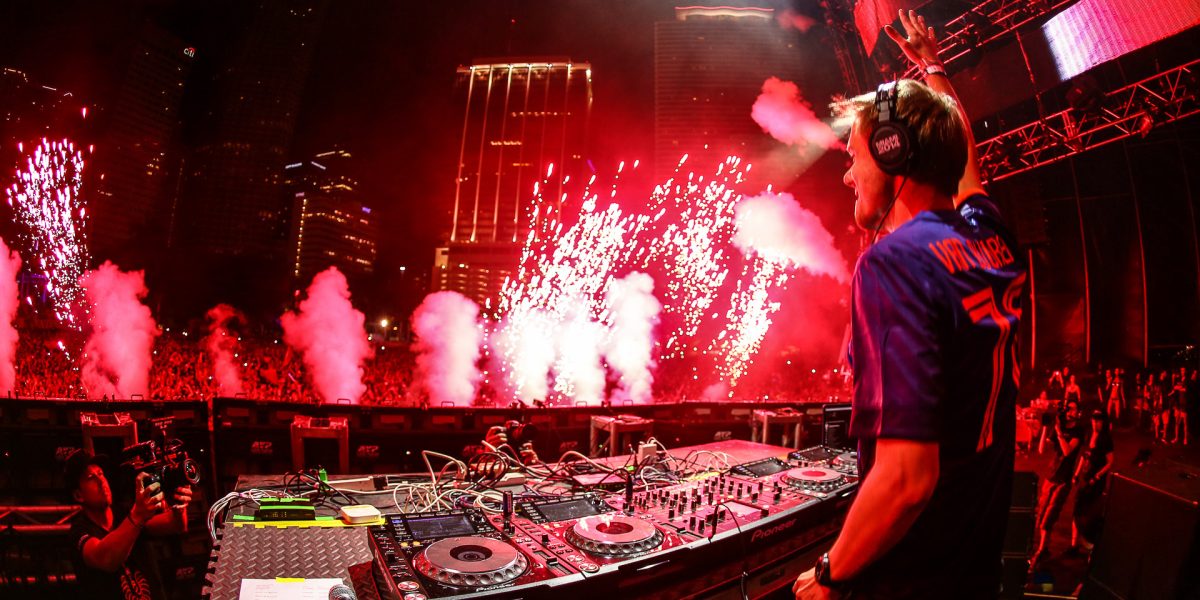 Armin van Buuren en directo en una imagen horizontal para la noticia de Holika 2026