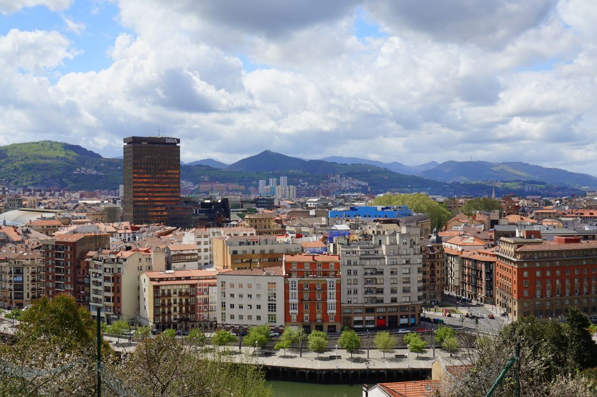 Vista del skyline de Bilbao desde el Parque Etxebarria