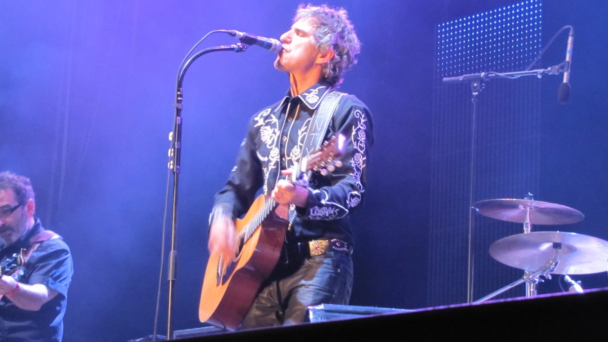 Mikel Erentxun con Duncan Dhu en directo