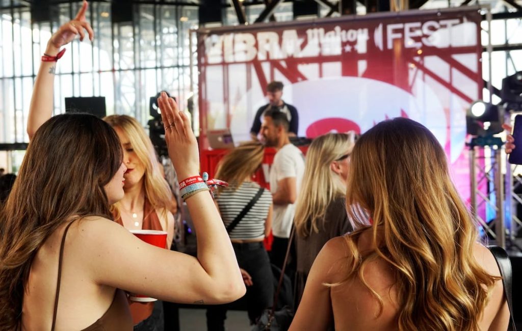 DJ DriDri durante una sesión en Vibra Mahou Fest León 2026