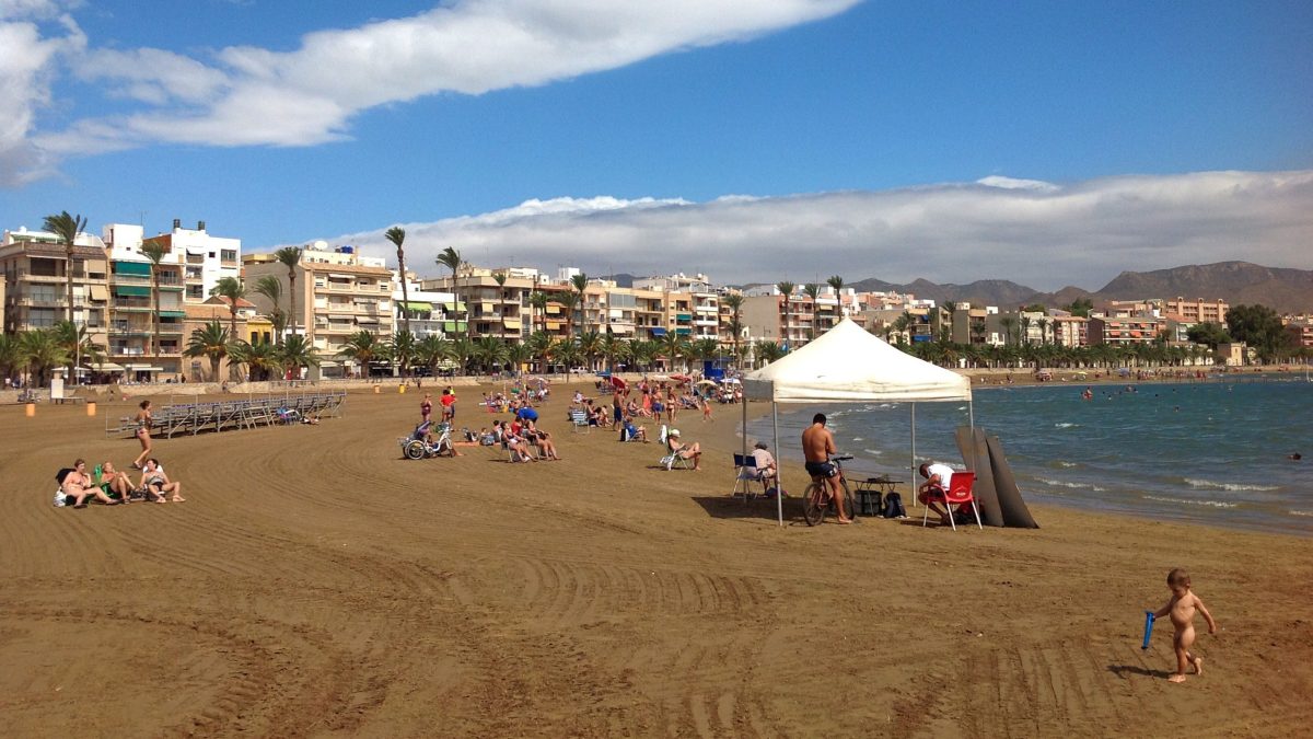 Playa del Puerto de Mazarrón en verano