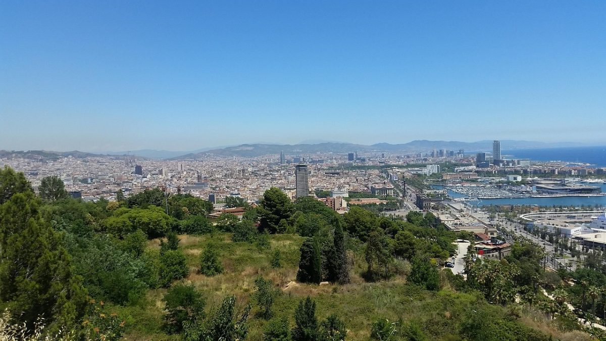 Vista panorámica del skyline de Barcelona con la ciudad al fondo