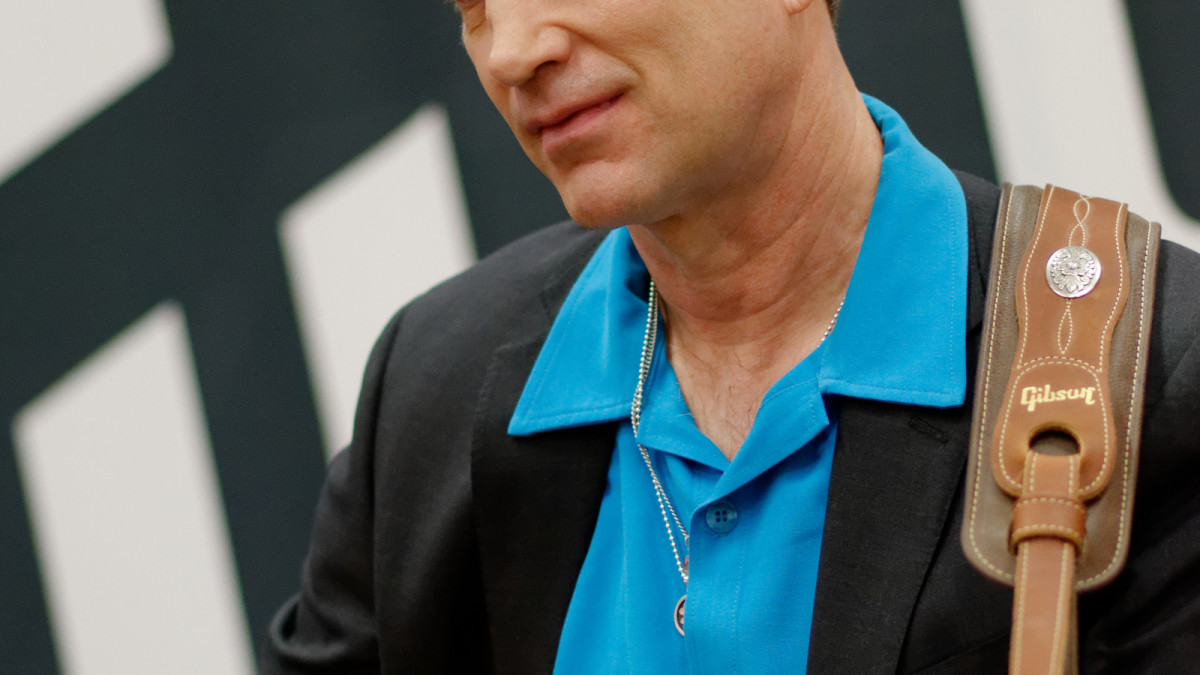 Chris Isaak en una fotografía horizontal para Discover