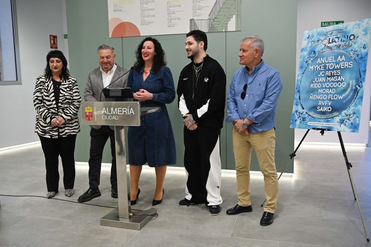Foto de familia en la presentación de Puro Latino Almería con Rvfv
