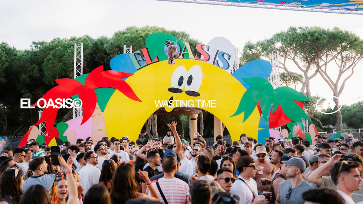 Ambiente de El Oasis en Punta Umbría en una imagen horizontal para la noticia del quinto aniversario