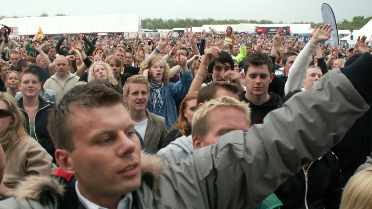Público en un festival al aire libre