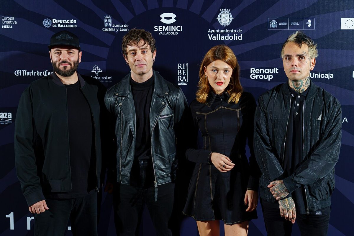 La La Love You posando en una alfombra roja