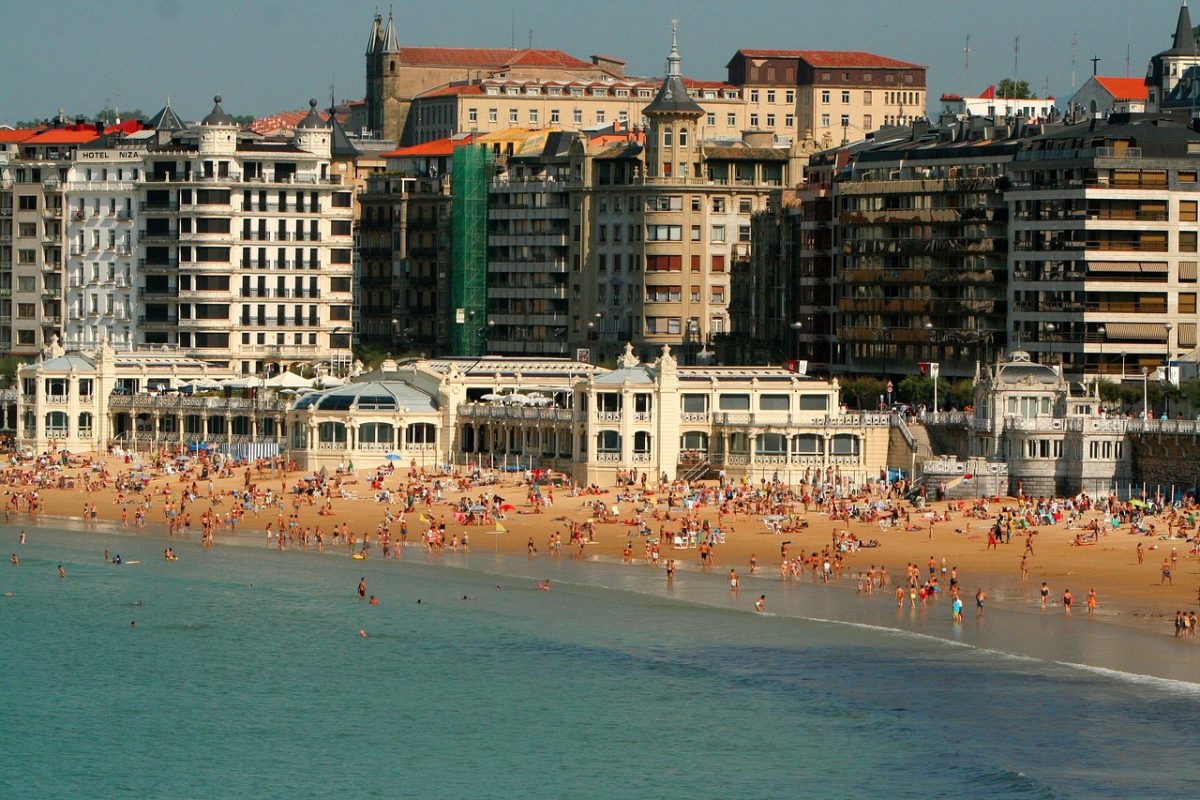 Vista de La Concha en San Sebastián con la ciudad al fondo