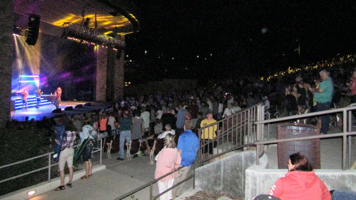 Público en un concierto al aire libre