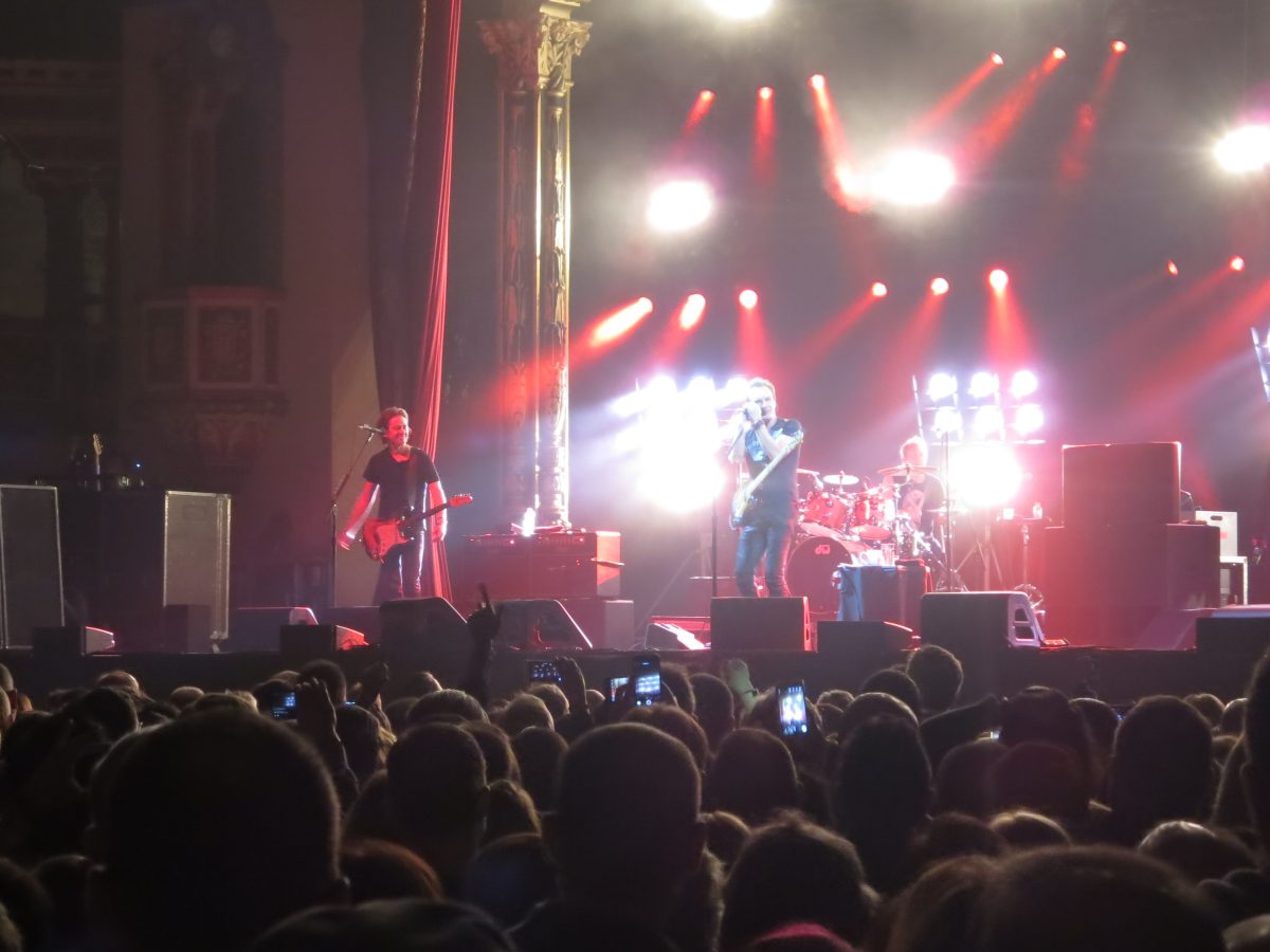 Sting actuando en concierto