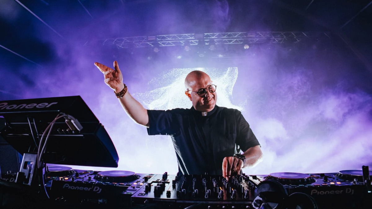 Padre Guilherme pincha techno melódico antes de su actuación en Las Ventas Madrid