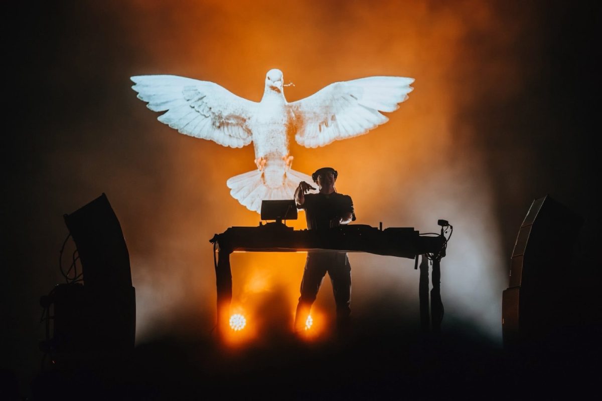 Padre Guilherme durante una sesión de techno