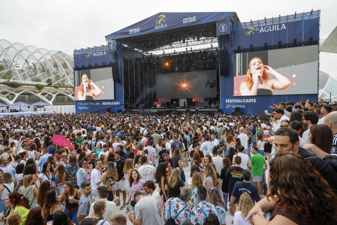 Leire Martínez durante su concierto en Festival de Les Arts 2026