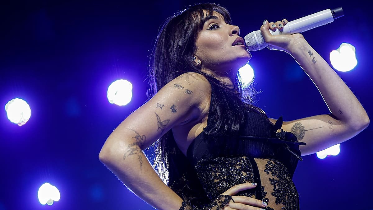Aitana durante un concierto de la gira Cuarto Azul World Tour
