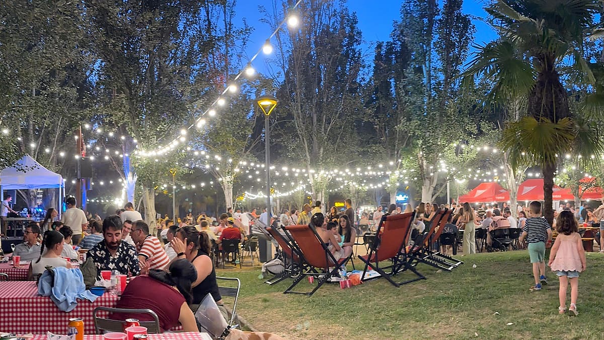 Zona de foodtrucks y ambiente de Contento Fest en Jaca