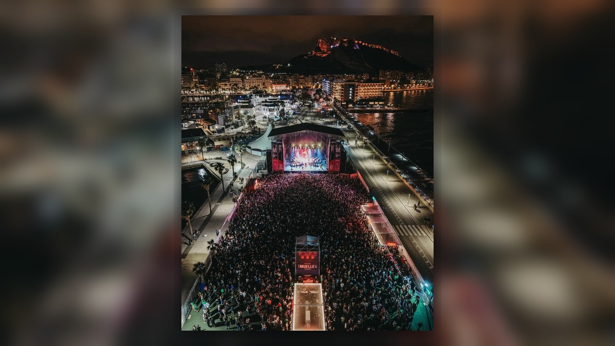 Vista aérea de El Muelle Live en Alicante con escenario y público