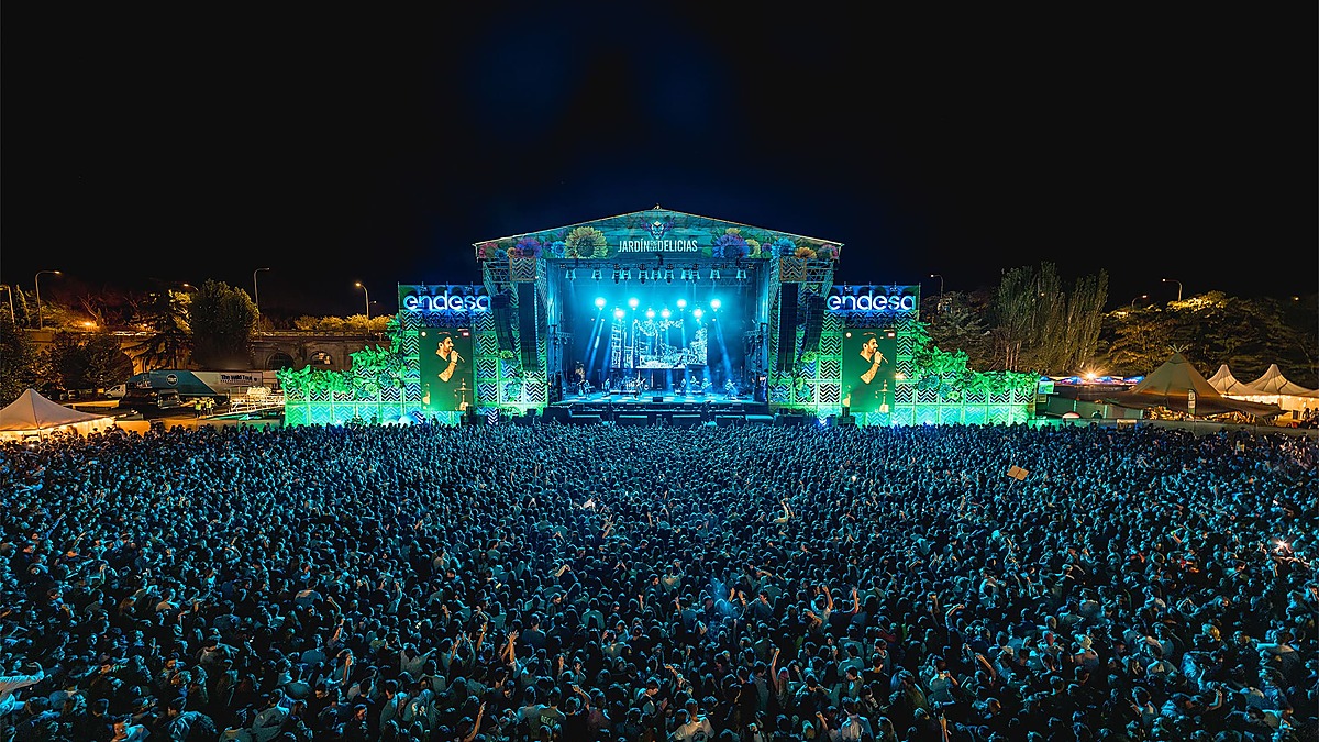 Escenario principal del festival Jardin de las Delicias en Madrid con publico