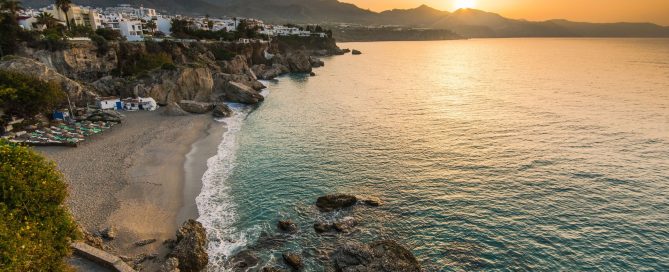 Atardecer en la costa de Nerja, entorno de Solaris Nerja 2026
