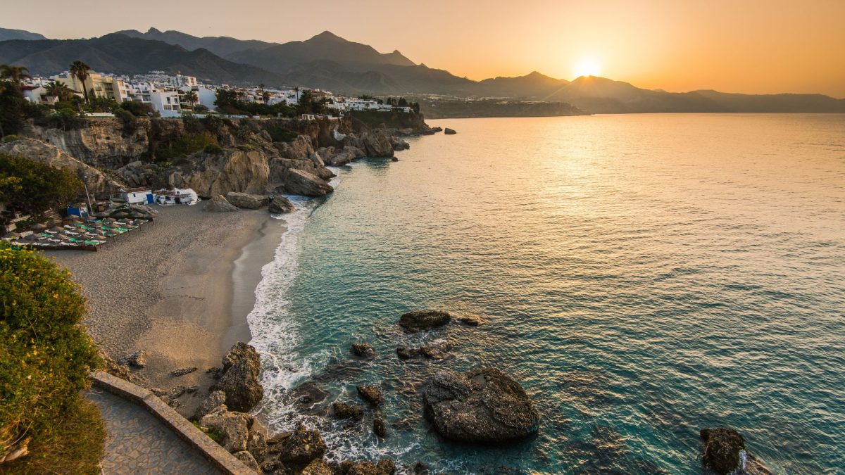 Atardecer en la costa de Nerja, entorno de Solaris Nerja 2026