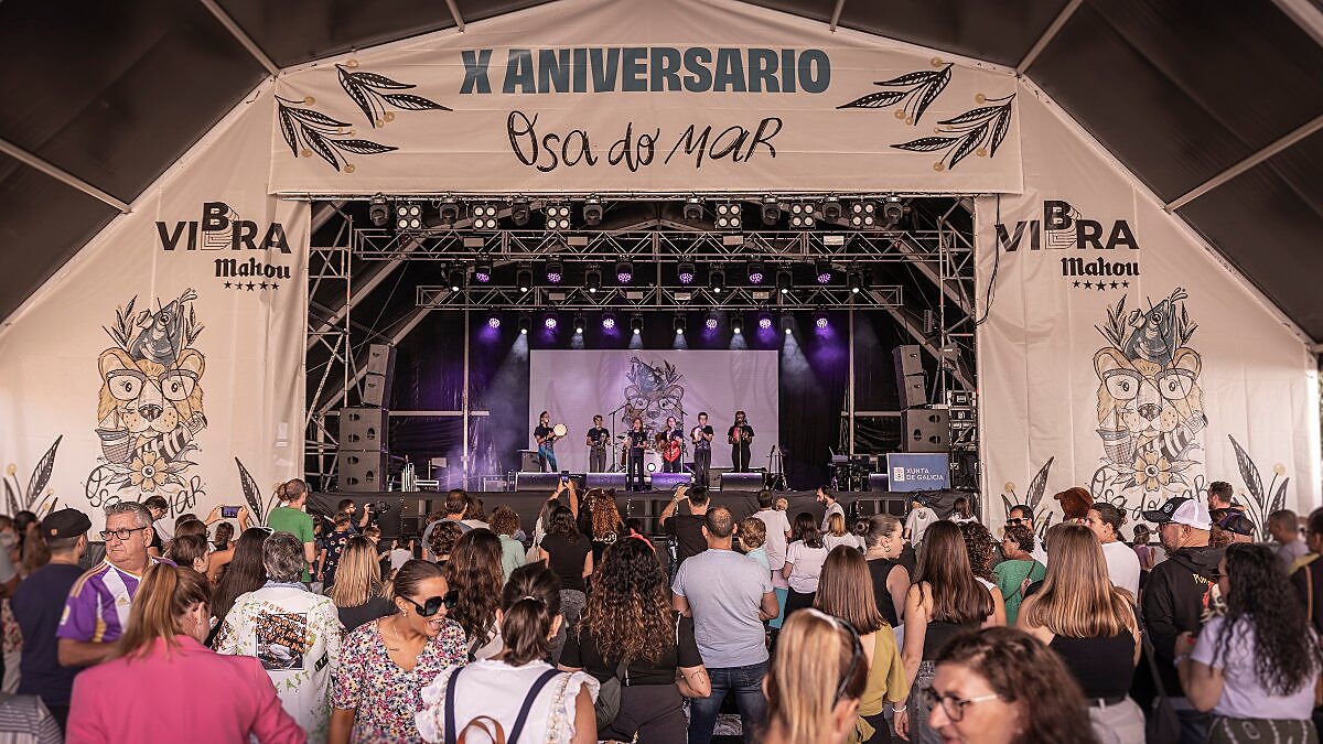 Publico frente al escenario de Osa do Mar en Burela