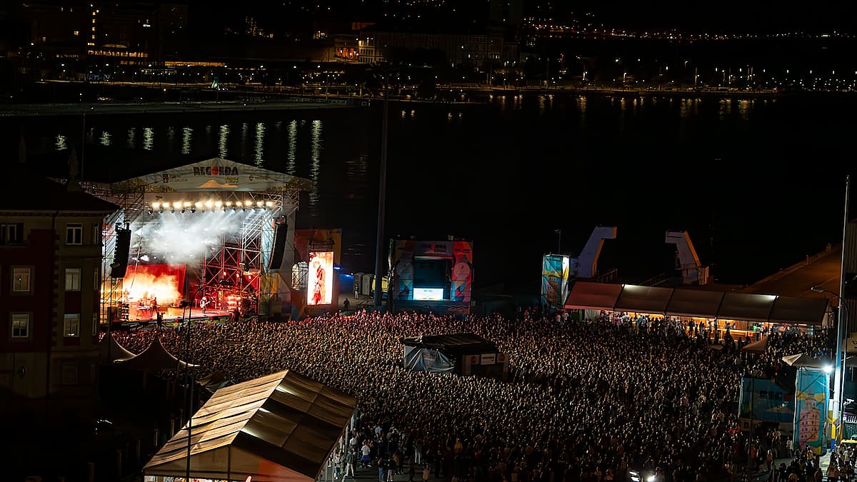 Publico y escenario de Recorda Fest en el puerto de A Coruna