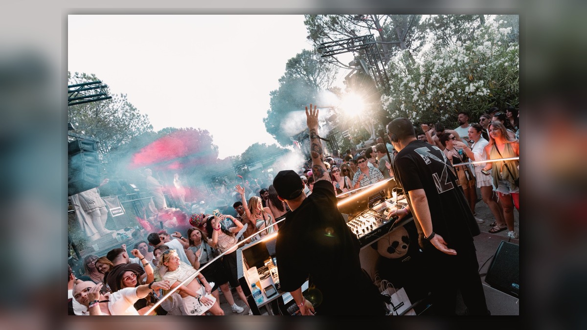 Cabina y público en Undersea Festival 2026 en Benidorm
