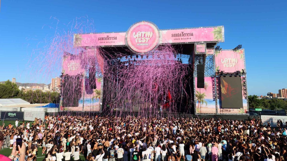 Público ante el escenario de Latin Fest Benidorm en el recinto SkyFest