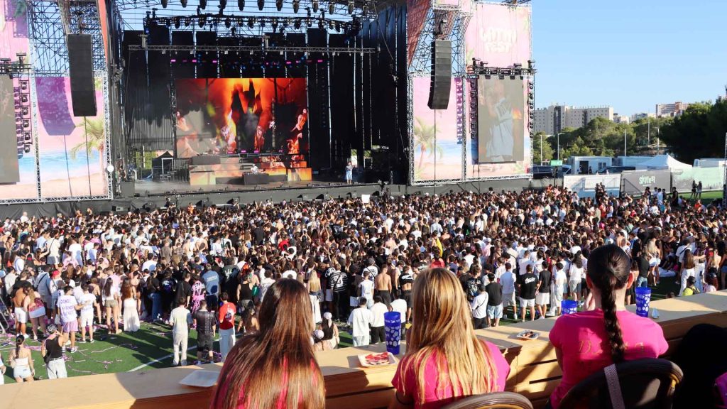 Ambiente de público durante Latin Fest Benidorm 2026 en SkyFest