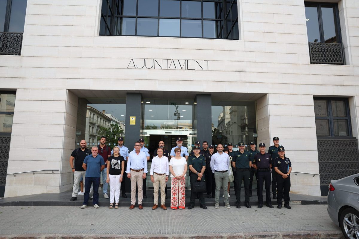 Representantes municipales y cuerpos de seguridad durante la preparación de Arenal Sound 2026