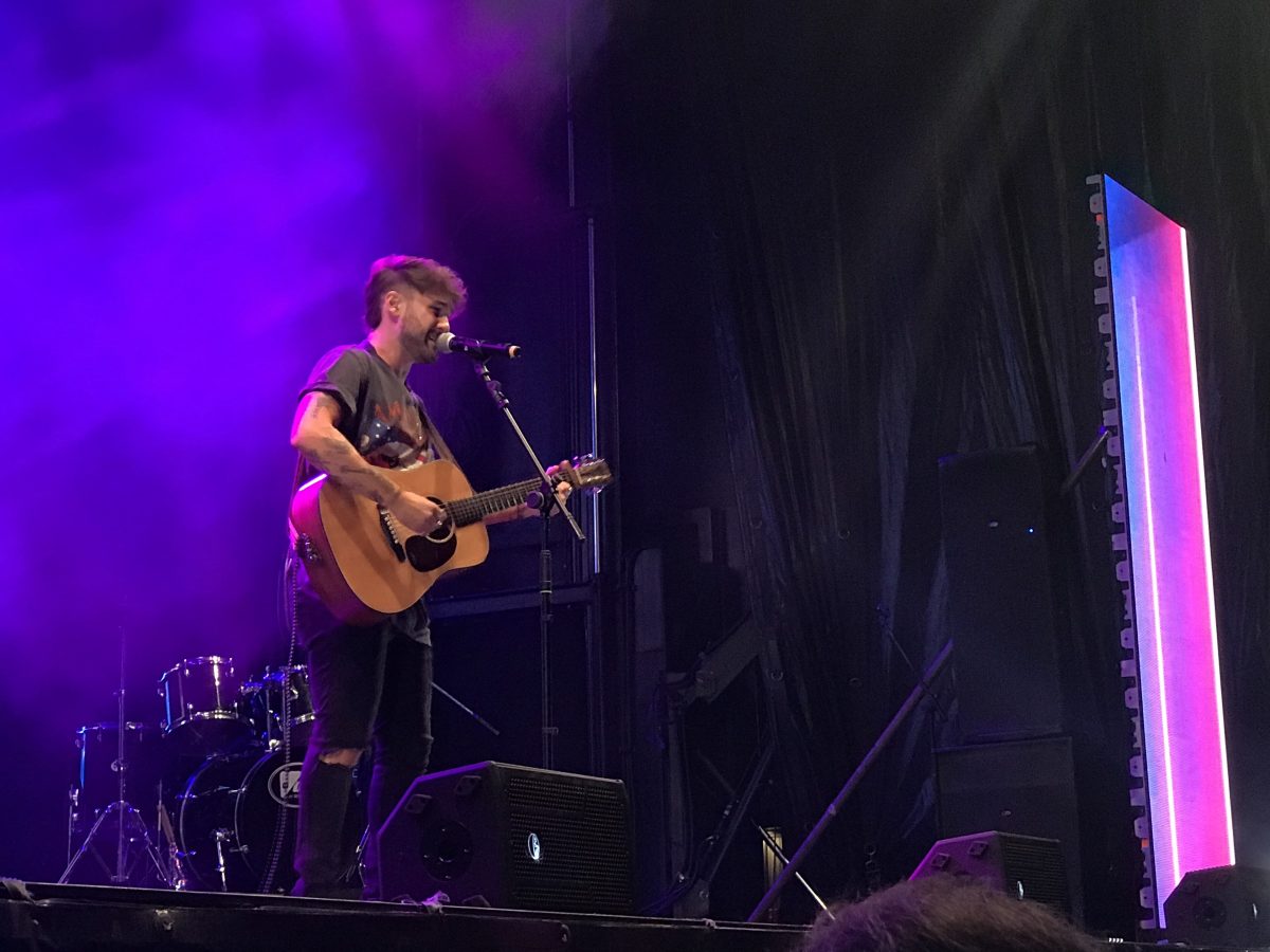 Dani Fernandez canta y toca la guitarra durante Los40 Summer Live
