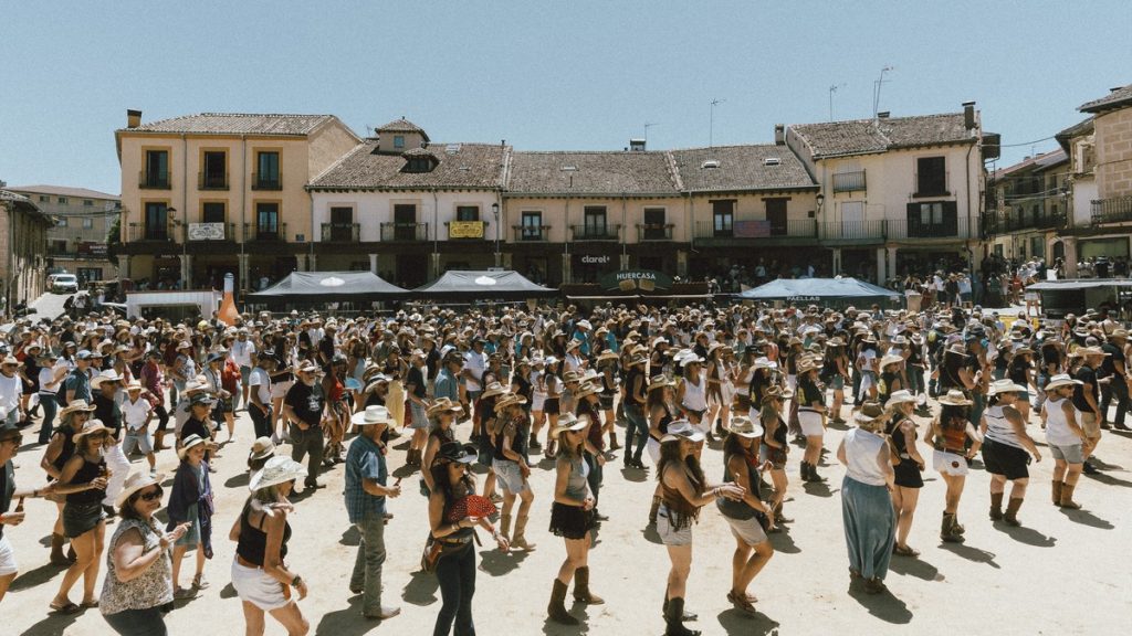 Country Line Dance en la Plaza Mayor de Riaza durante Huercasa Country Festival 2026