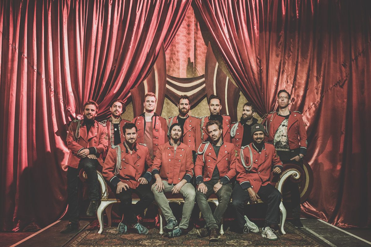 Los integrantes de MEUTE con sus chaquetas rojas