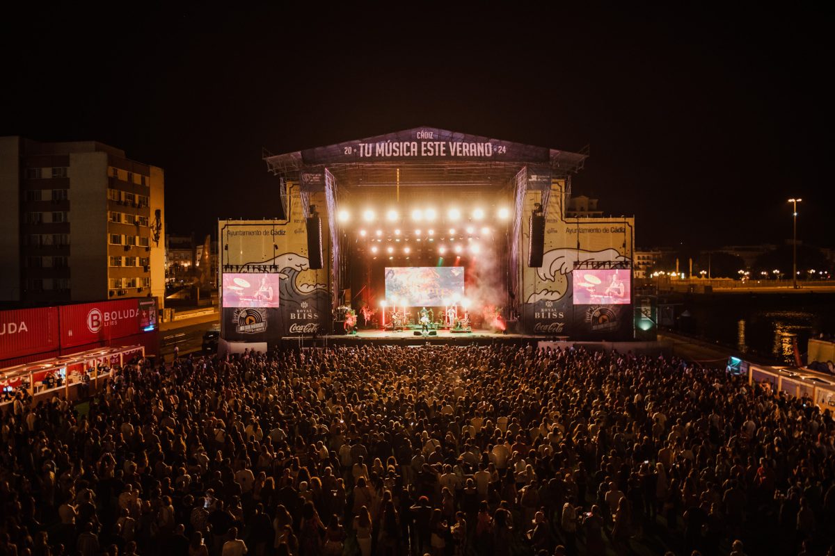 Público ante el escenario de No Sin Música en el Muelle Reina Victoria de Cádiz